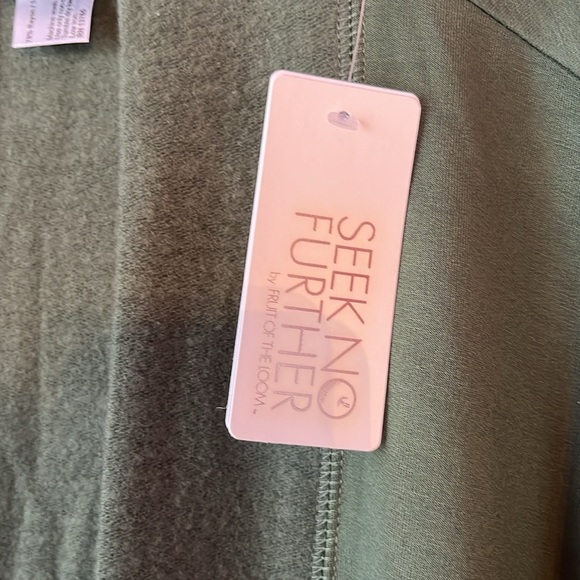 Open sided cape with pockets - Picture 4 of 7